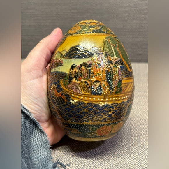 Satsuma Style Decorated Ceramic Egg on Pedestal - Picture 4 of 5